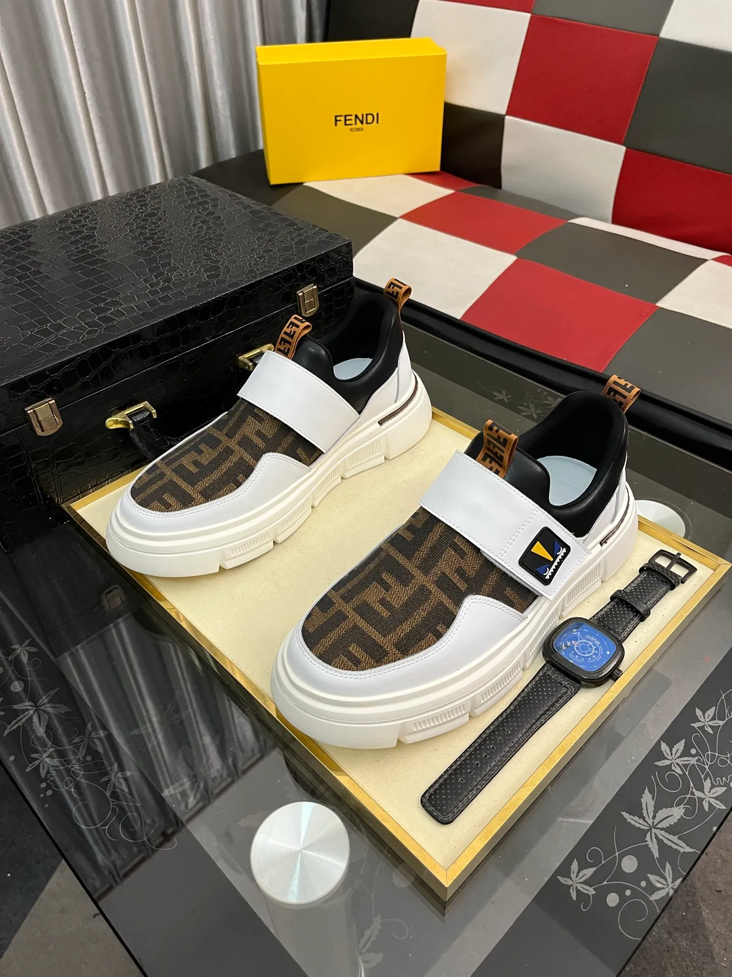 Men's Men's Shoes💰420⌚️⌚️[FENDI] Fendi's classic and comfortable men's, this complex sneaker is made of soft calfskin➕genuine leather lining➕original ultra-light rubber material with rough outsole. This unique light style is suitable for the casual and refined sensibility of this season. It is comfortable and natural on the feet. It is an everyday style for casual travel in autumn and winter! Code number: 38−443️⃣Colors available